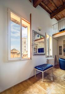 フィレンツェにあるVisacci Apartments - Proconsoloの窓2つ付きの部屋のベンチ