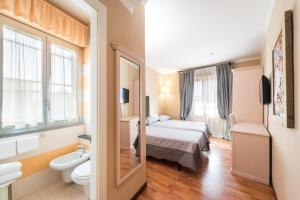 Postel nebo postele na pokoji v ubytování Hotel Bernardino