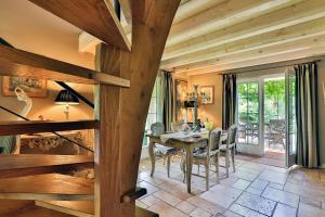 Le B Cottage & SPA Privé في ريكيوير: مطبخ وغرفة طعام مع طاولة وكراسي