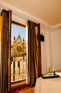 a room with a window with a view of a building at Hotel Spa QH Centro León in León