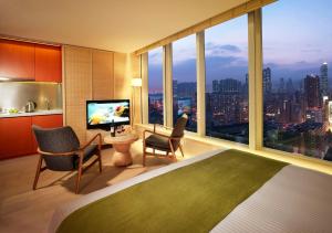 um quarto de hotel com vista para uma cidade em Hotel Madera Hong Kong em Hong Kong