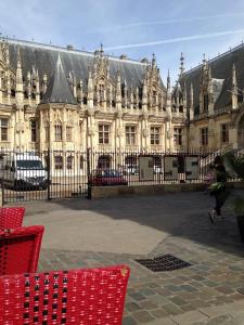 Una donna che corre davanti a un grande edificio di Les Initiés a Rouen