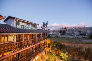 budynek z tabliczką z boku w obiekcie Hostal Cloud Forest w mieście Chugchilán
