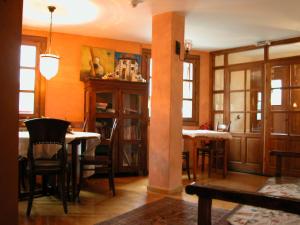 a dining room with a table and some chairs at Hostal Onki Xin in Isaba