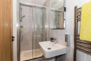a bathroom with a sink and a shower at Pullman House in Darlington +82 photos