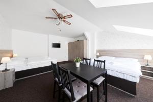 Postel nebo postele na pokoji v ubytování Ski Hotel Svoboda nad Úpou
