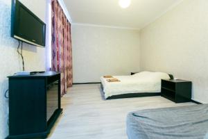 タンボフにあるApartment PrezentHaus Michurinskaya 24のベッドルーム1室(ベッド2台、薄型テレビ付)