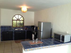 een keuken met een koelkast en een magnetron bij Mi Depa Mango in Ciudad Valles