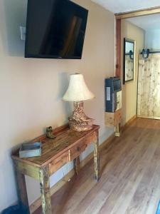 Μια τηλεόραση ή/και κέντρο ψυχαγωγίας στο Dusty Boots Motel & Cafe