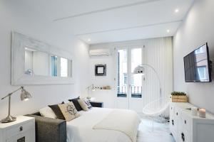 een witte slaapkamer met een bed en een badkamer bij LEEWAYS LOFT I in HORTALEZA in Madrid