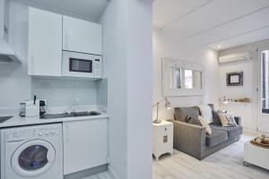 een keuken en een woonkamer met een wasmachine bij LEEWAYS LOFT I in HORTALEZA in Madrid