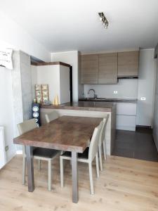 
A kitchen or kitchenette at Apartment Zeedijk Open View
