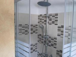 een douche in een badkamer met een glazen deur bij La Mansarda di Legno in Turijn +17 foto's