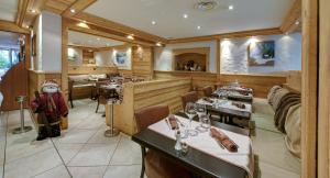 Gallery image of Hotel Du Commerce in Th&ocirc;nes