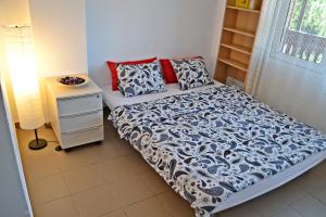 ein kleines Schlafzimmer mit einem Bett und einem Nachttisch in der Unterkunft Studio Alex in Poiana Brașov