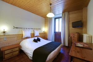 TV a/nebo společenská místnost v ubytování Hotel Du Commerce