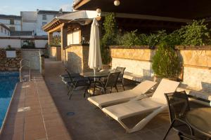 Bazén v ubytování Alhanda Apartahotel nebo v jeho okolí