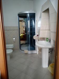 a bathroom with a shower and a toilet and a sink at Affitti Brevi Mamoiada Centro in Mamoiada