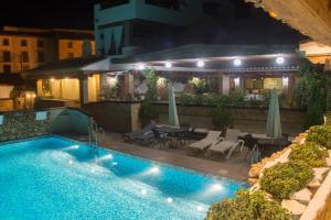 Bazén v ubytování Alhanda Apartahotel nebo v jeho okolí