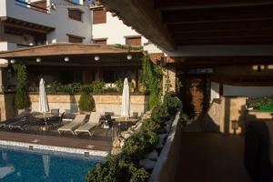 Bazén v ubytování Alhanda Apartahotel nebo v jeho okolí