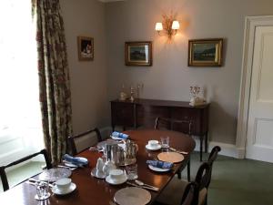 comedor con mesa de madera y sillas en Bedrule Old Manse B&B, en Hawick