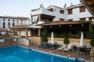 Bazén v ubytování Alhanda Apartahotel nebo v jeho okolí