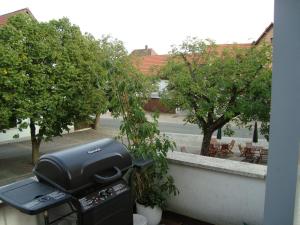 a grill sitting on a wall next to trees at Landhotel Rangau Gasthof & Brennerei in Markt Erlbach