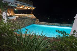 Bazén v ubytování Alhanda Apartahotel nebo v jeho okolí