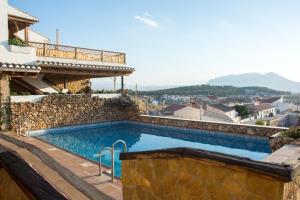 Bazén v ubytování Alhanda Apartahotel nebo v jeho okolí