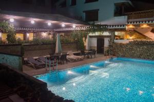 Bazén v ubytování Alhanda Apartahotel nebo v jeho okolí