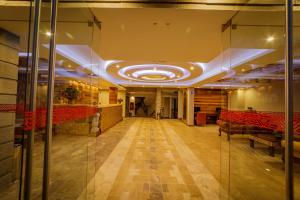 Yawar Inka Hotel في كوسكو: لوبي فارغ وكراسي حمراء وسقف