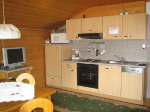 Majoituspaikan Tirol-Haus Irma keittiö tai keittotila
