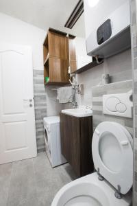 Apartman Vita في زغرب: حمام صغير مع مرحاض ومغسلة