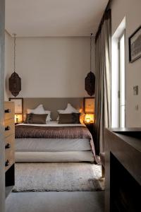 Riad Dar 73 في مراكش: غرفة نوم بسرير كبير ونافذة