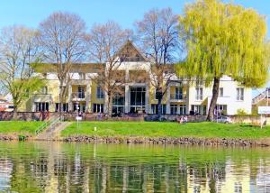 Výhled na řeku, která protéká v blízkosti hotelu