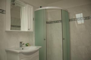 y baño con ducha y lavamanos. en Neon2 - Vendégház en Orosháza