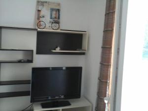 ein Fernseher, der auf einem Regal in einem Zimmer steht in der Unterkunft Apartment Andjel in Poreč