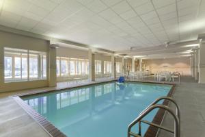 בריכת השחייה שנמצאת ב-Country Inn & Suites by Radisson, Bloomington at Mall of America, MN או באזור
