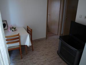 a room with a small table and a television at Apartmani Adriana1979 in Vodice