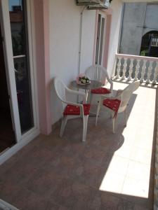 a table and chairs sitting on a balcony at Apartmani Adriana1979 in Vodice