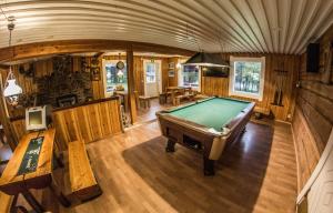 Τραπέζι μπιλιάρδου στο Kaamasen Kievari