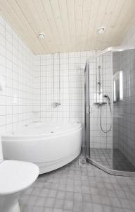 A bathroom at Hotelli Pikku-Syöte