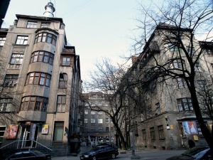 un coche aparcado delante de dos edificios altos en Studio on Rymarskaya, en Járkov