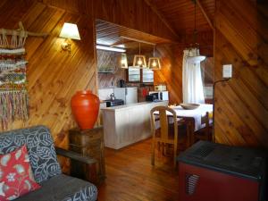 a living room with a kitchen and a dining room at Cabañas Lomas del Lago in Frutillar