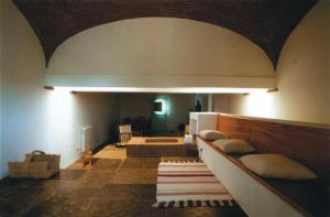 um quarto com uma cama e almofadas na parede em Horta de Torrejais em Moura