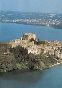 モンテフィアスコーネにあるStanza matrimoniale con balcone e bagno condivisoの水の中の島の町