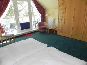 een hotelkamer met een bed en een raam bij Inselstrand Ferienwohnung 3_39 in Ahlbeck