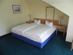 een slaapkamer met een groot bed in een kamer bij Inselstrand Ferienwohnung 3_39 in Ahlbeck