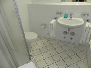een badkamer met een toilet en een wastafel bij Inselstrand Ferienwohnung 3_39 in Ahlbeck