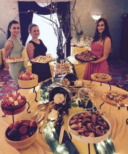 Imperial Casino Strazny Hotel في سترازني: مجموعة نساء واقفات حول طاولة طعام